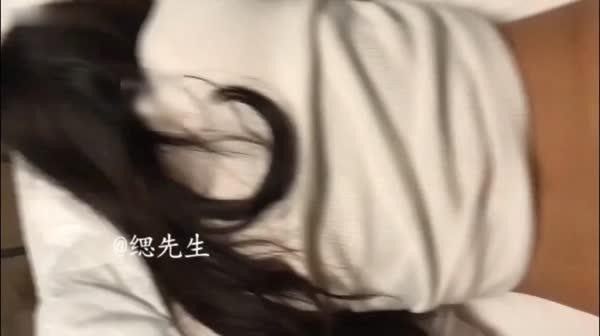 有钱大神缌先生约啪高素质温文尔雅长发美女轻轻一搞淫水就湿透内裤刚插入的一声呻吟太诱人操的说不要不要